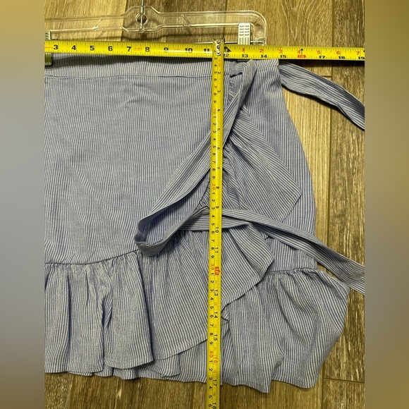 🛍️ cute wrap style mini skirt excellent condition. - Picture 2 of 6